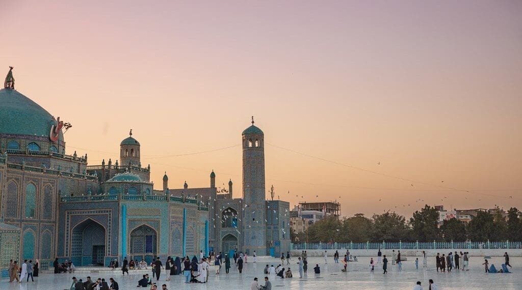 طالبان در بلخ دو تن را در محضر عام شلاق زد