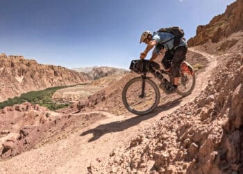 ماجراجویی شگفت‌انگیز دوچرخه‌سوار فرانسوی در قلب کوهستان‌های افغانستان