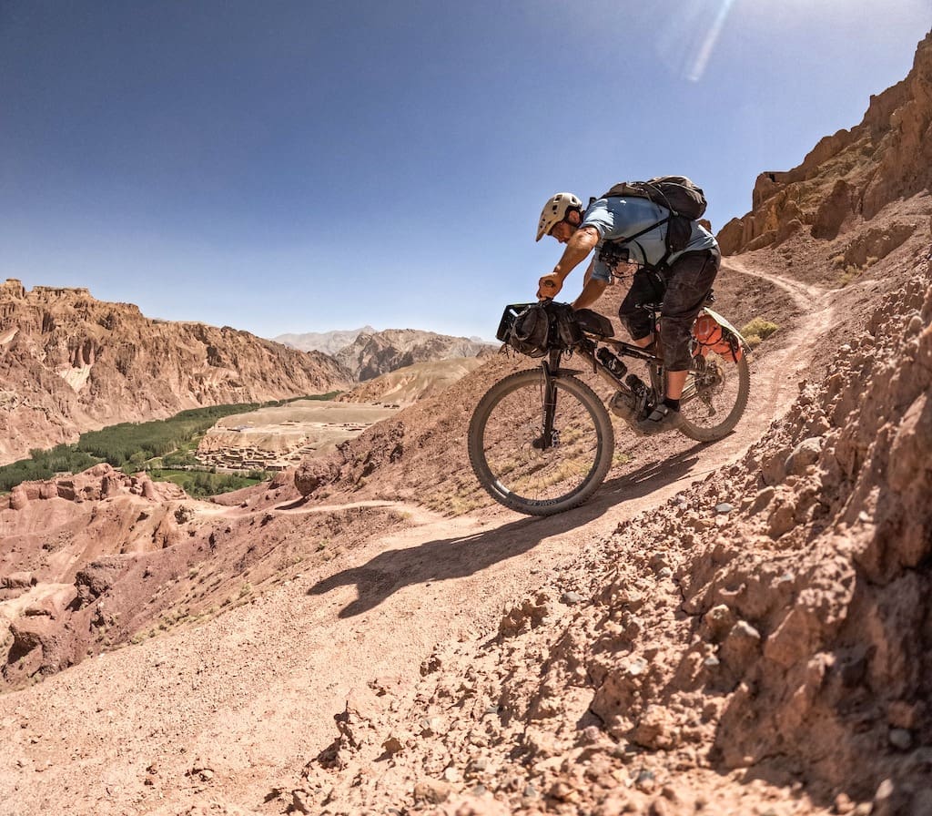 ماجراجویی شگفتانگیز دوچرخهسوار فرانسوی در قلب کوهستانهای افغانستان