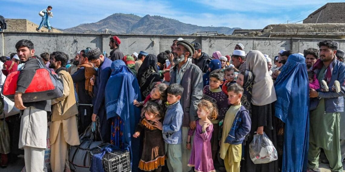 دو روز تا پایان مهلت؛ پاکستان مهاجران افغانستان را به بازداشت‌گاه‌های ویژه می‌فرستد