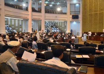 مجلس ایالتی خیبرپختونخوا خواستار گفت‌وگو با طالبان و تمدید اقامت مهاجران افغانستان شد