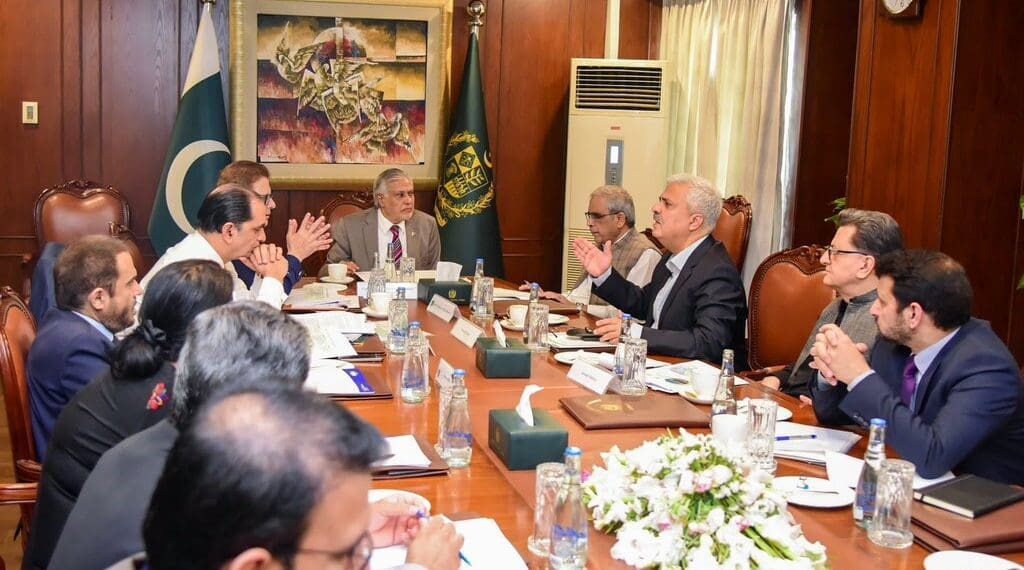 در آستانه‌ی سفر به افغانستان؛ وزیر خارجه‌ی پاکستان نشست مشورتی «سطح بلند» برگزار کرد
