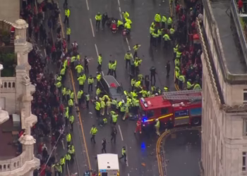 ۵۰ زخمی در جشن پیروزی لیورپول؛ پولیس: حادثه «منفرد» بود، نه حمله‌ی هراس‌افگنانه