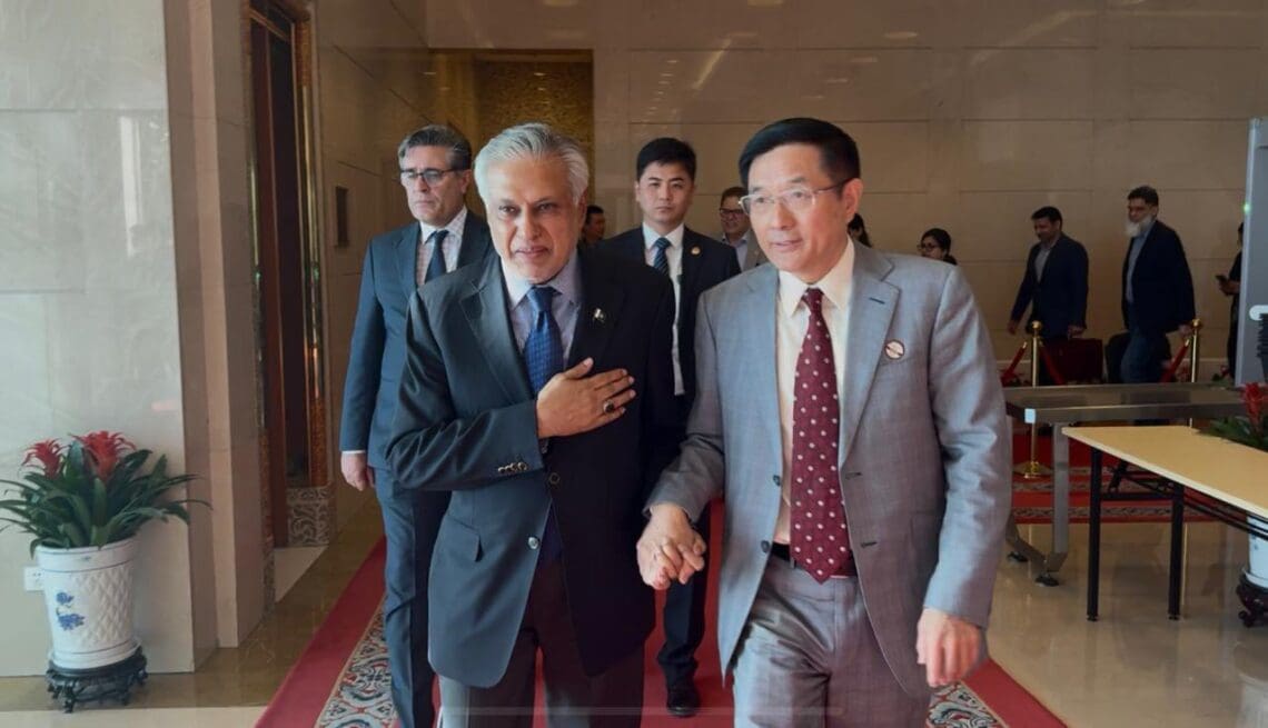 وزیر خارجه‌ی پاکستان وارد چین شد