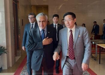 وزیر خارجه‌ی پاکستان وارد چین شد