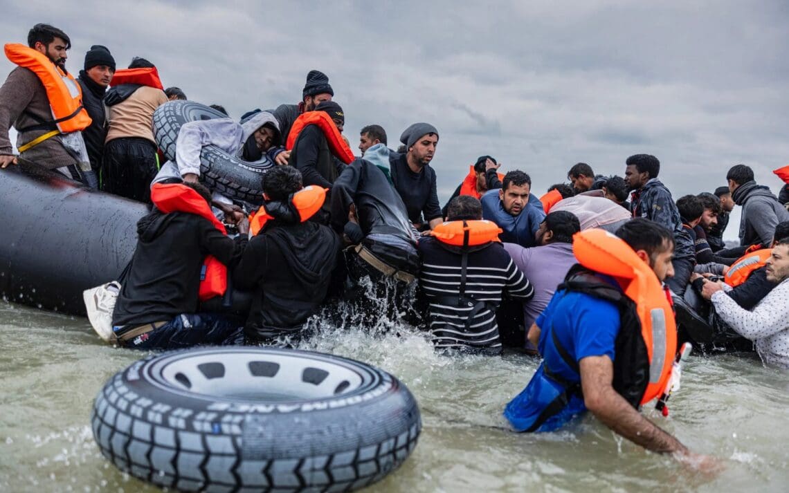 گزارش تحقیقی تلگراف: برخی صرافیهای بریتانیا با قاچاقچیان افغانستان همکاری میکنند