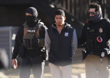 تناقض در سیاست مهاجرتی امریکا؛ دولت ترمپ مهاجران را آزاد و پناه‌گاه‌ها را تهدید می‌کند