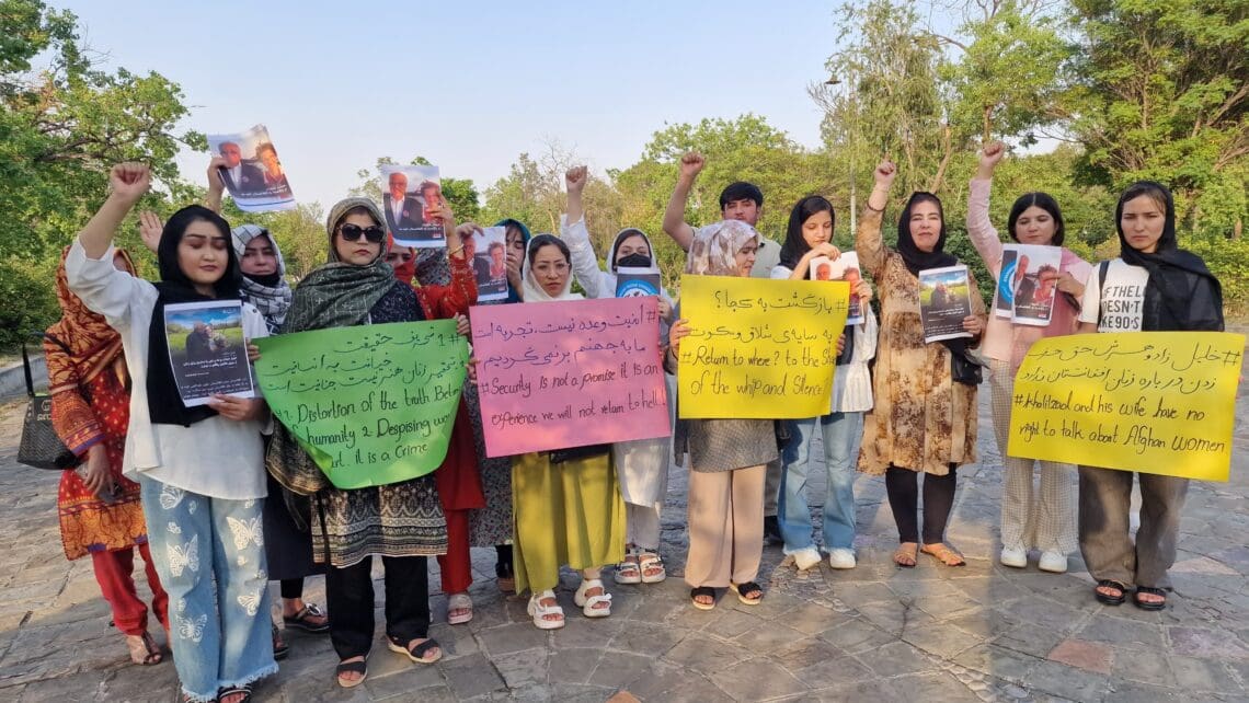 زنان معترض خواستار محاکمه‌ی همسر خلیل‌زاد در دادگاه کیفری جهانی شدند