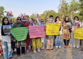 زنان معترض خواستار محاکمه‌ی همسر خلیل‌زاد در دادگاه کیفری جهانی شدند