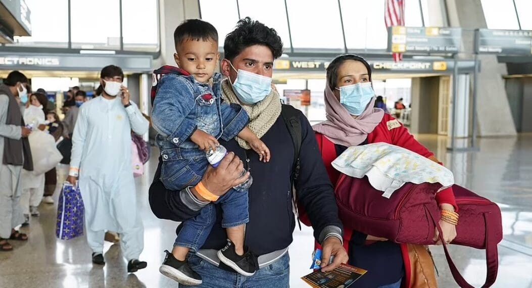 بریتانیا ماهانه ۵ میلیون پوند هزینه‌ی اقامت پناه‌جویان ردشده‌ی افغانستان می‌کند