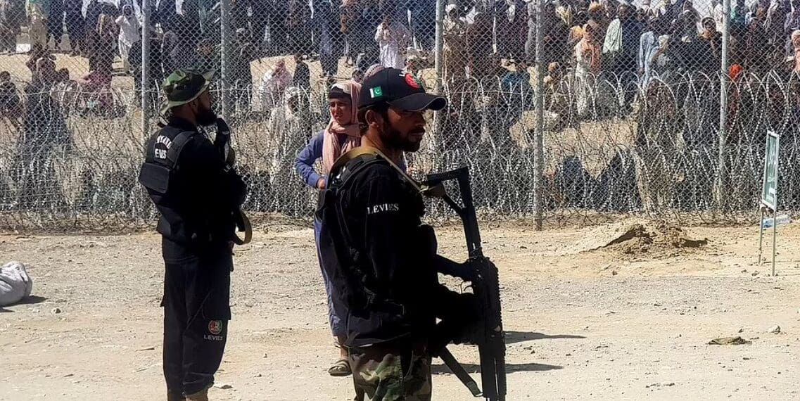 دان: ده مامور پاکستانی متهم به تسهیل سفر شهروندان افغانستان با سند جعلی شدند