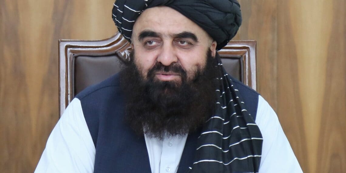 متقی برای شرکت در نشست سه‌جانبه با چین و پاکستان وارد چین شد