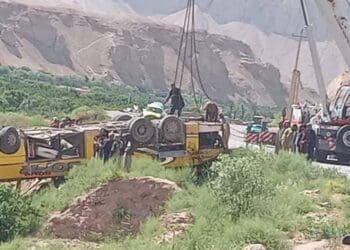 واژگونی موتر مسافربری در شاهراه سمنگان – بلخ ۳ کشته و ۳۳ زخمی برجا گذاشت