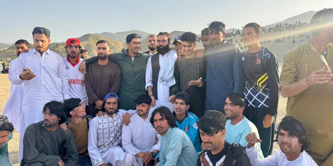 بازیکنان تیم کریکت عید را در کنار انس حقانی سپری کردند