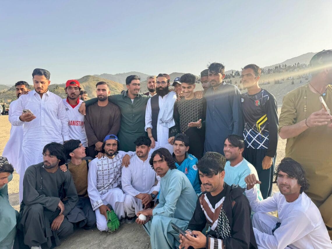 بازیکنان تیم کریکت عید را در کنار انس حقانی سپری کردند