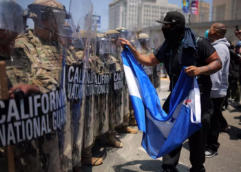 پولیس لاس‌انجلس به معترضان دستور داد به خانه‌هایشان بروند