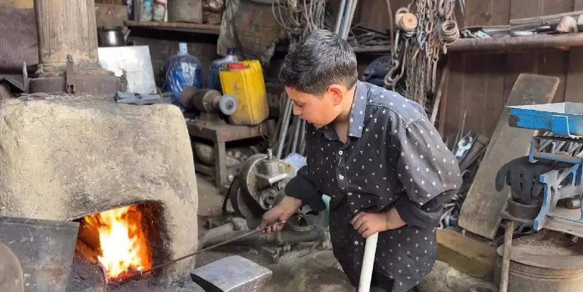 یازده‌ساله، دوم نمره، اما نان‌آور خانه؛ روایت کودک افغانستان از نبرد با گرسنه‌گی در کوره‌ی آهنگری