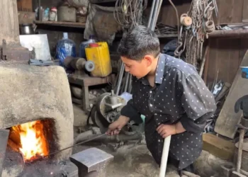 یازده‌ساله، دوم نمره، اما نان‌آور خانه؛ روایت کودک افغانستان از نبرد با گرسنه‌گی در کوره‌ی آهنگری