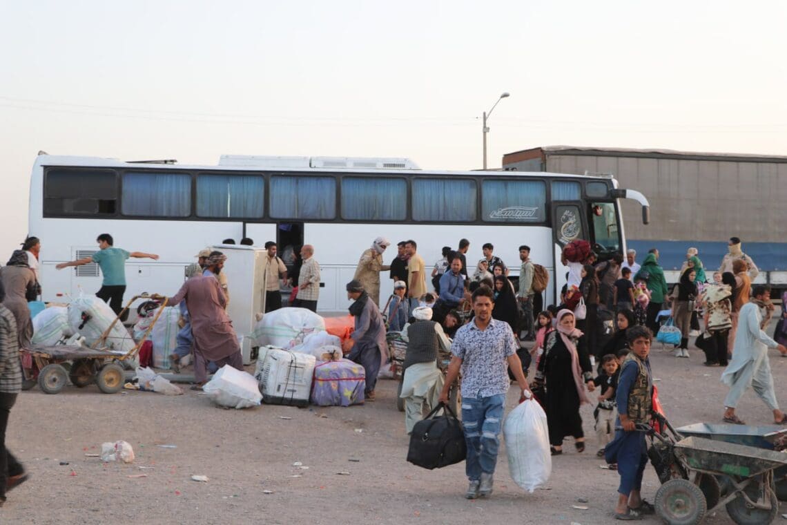 طالبان: تا پایان امشب بیش از ۲۰ هزار مهاجر از ایران وارد کشور می‌شوند