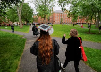 هاروارد: تعلیق ورود دانشجویان خارجی از سوی ترمپ «غیرقانونی و تلافی‌جویانه» است