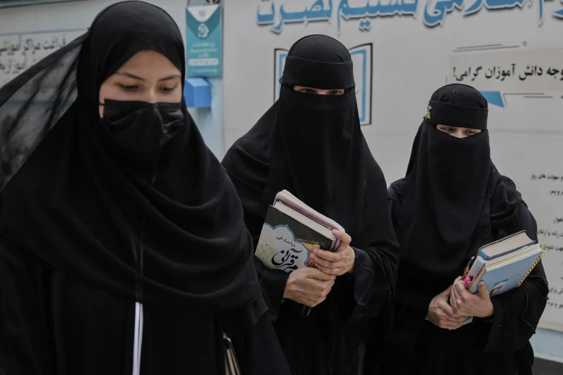 رونق مدرسه‌های دینی پس از ممنوعیت آموزش دختران در مکاتب