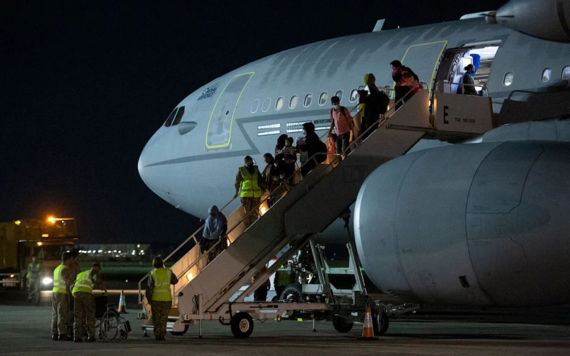 تلگراف: پناهندگان افغانستان با معرفی بیگانهها بهعنوان عضو خانواده آنها را به بریتانیا آورده اند