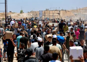 لاری‌های حامل کمک‌های بشردوستانه از مصر به‌سوی غزه حرکت کردند