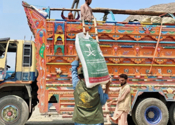 مرکز امداد ملک سلمان به مهاجران بازگشته از پاکستان بسته‌های خوراکی توزیع کرد