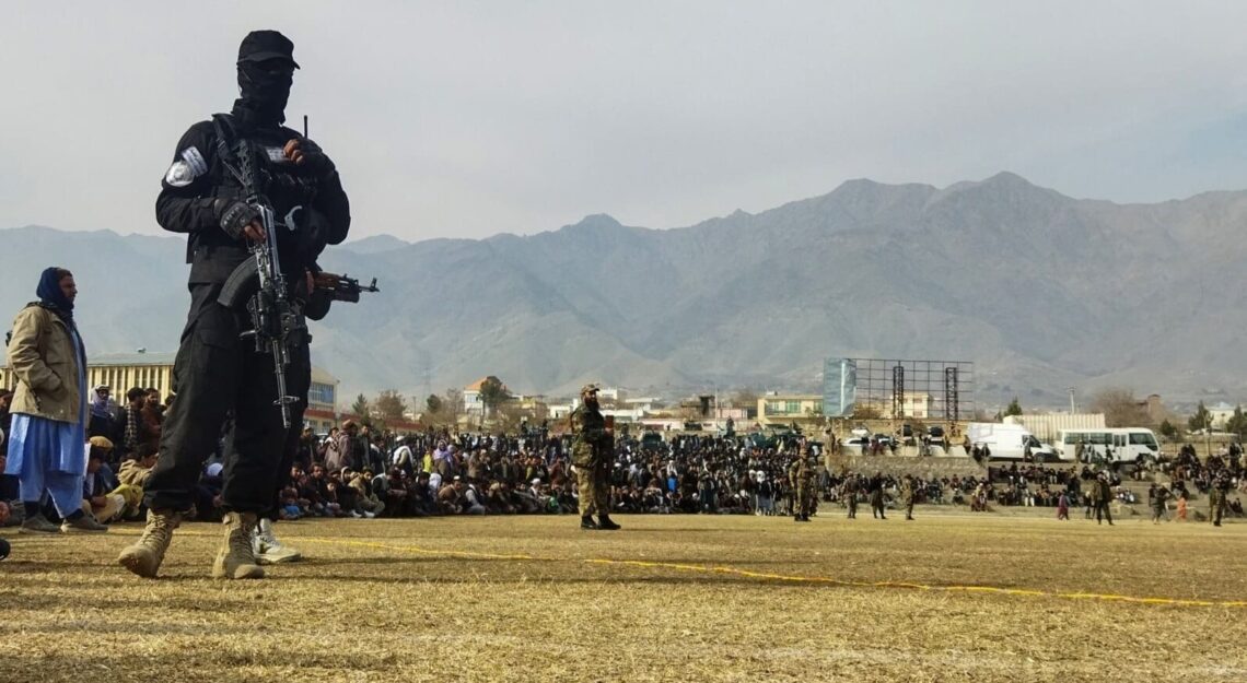 طالبان ۱۳ تن را در پروان شلاق زد