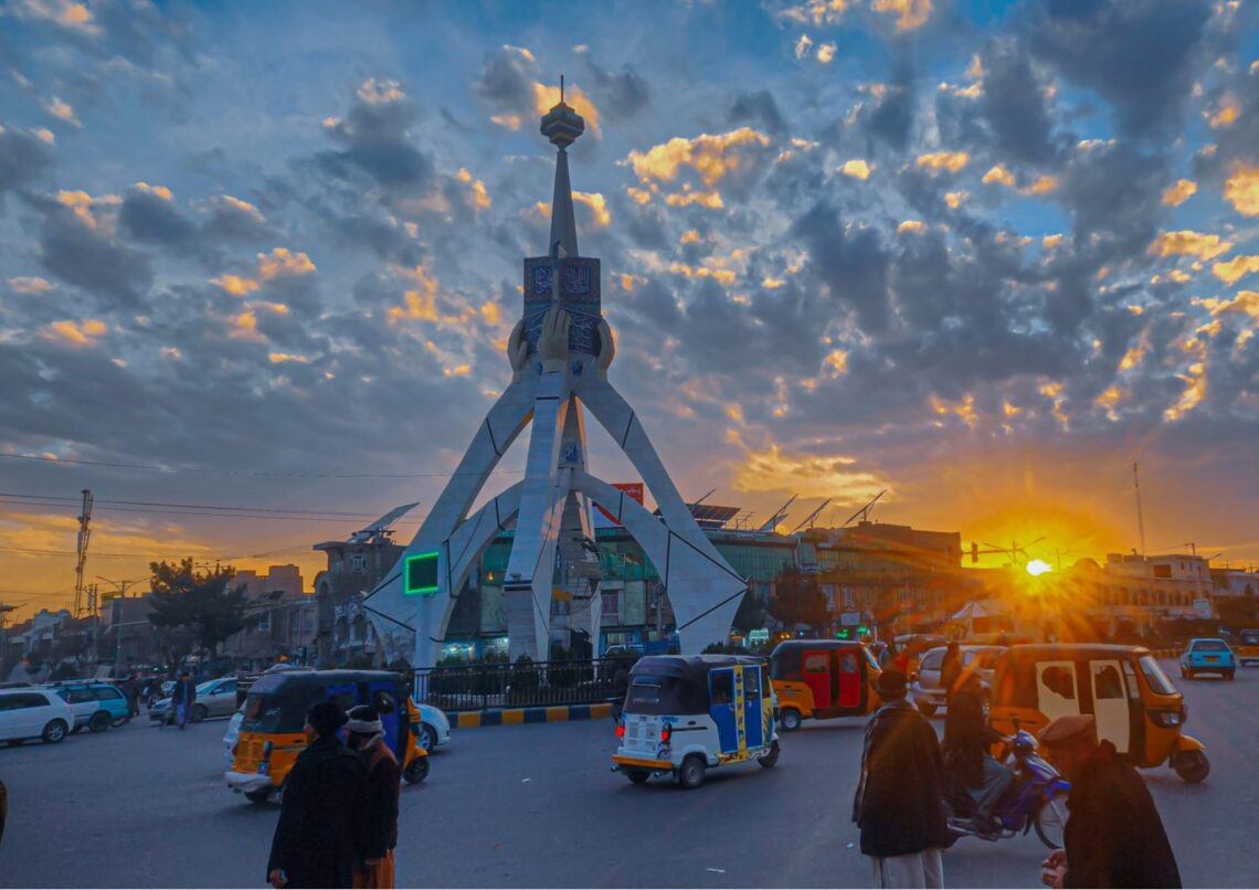 طالبان از کودک «نابغه‌ای» خبر داد که هر دو ماه یک زبان تازه می‌آموزد