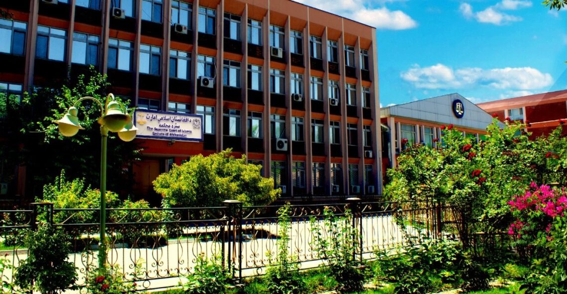 طالبان سه تن را به اتهام «لواطت» در میدان وردک شلاق زد