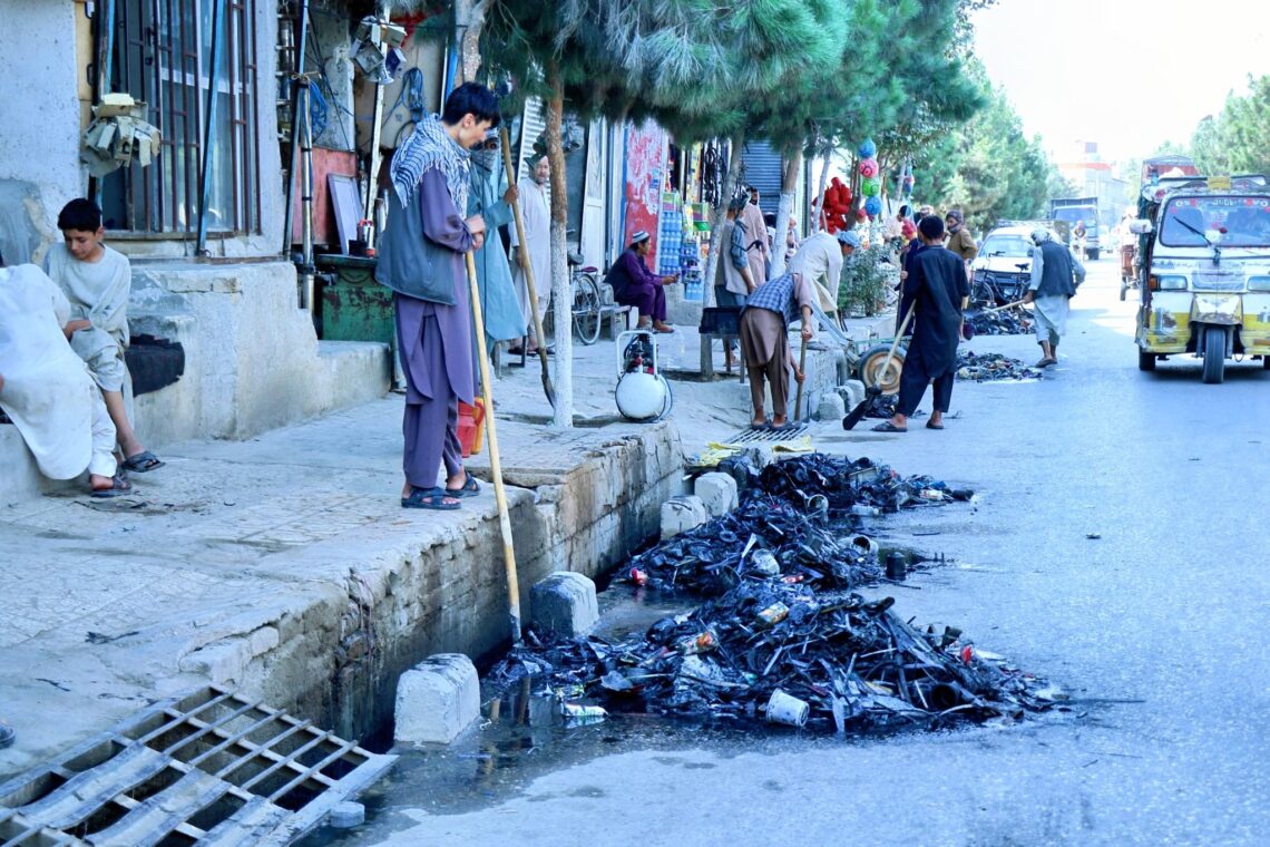آمادگی برای تجلیل از ۲۴ اسد؛ طالبان باشندگان مزارشریف را به جمعآوری زبالهها از سطح شهر واداشت