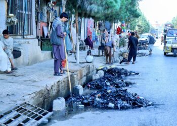 آمادگی برای تجلیل از ۲۴ اسد؛ طالبان باشندگان مزارشریف را به جمع‌آوری زباله‌ها از سطح شهر واداشت