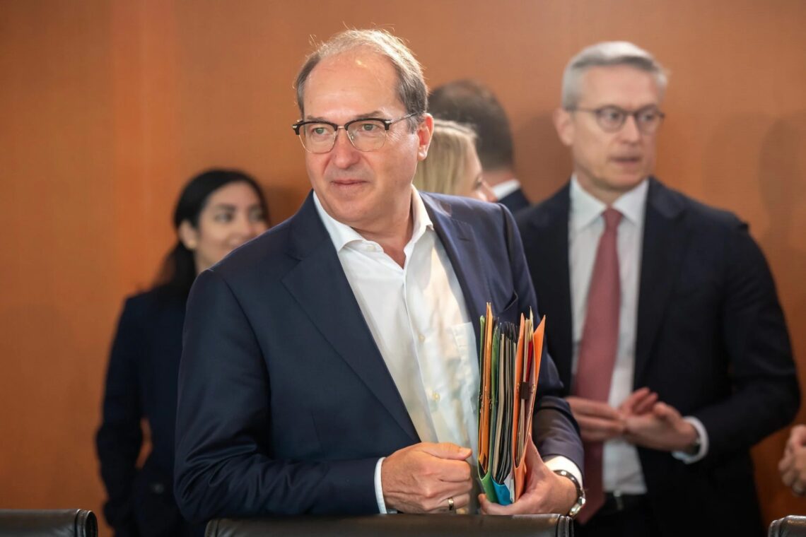 وزیر داخلهی آلمان بر اخراج بیشتر مهاجران افغانستان تاکید کرد