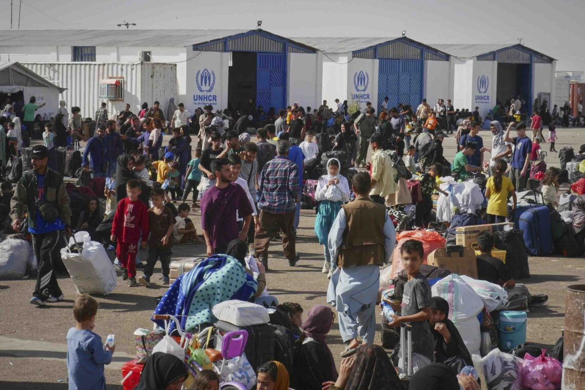 بازگشت‌کنندگان با فقر و آینده‌ی ناروشن روبه‌رو هستند