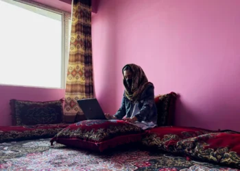 با بسته‌بودن مکاتب و دانشگاه‌ها دختران افغانستان به آموزش‌های آنلاین روی آورده اند