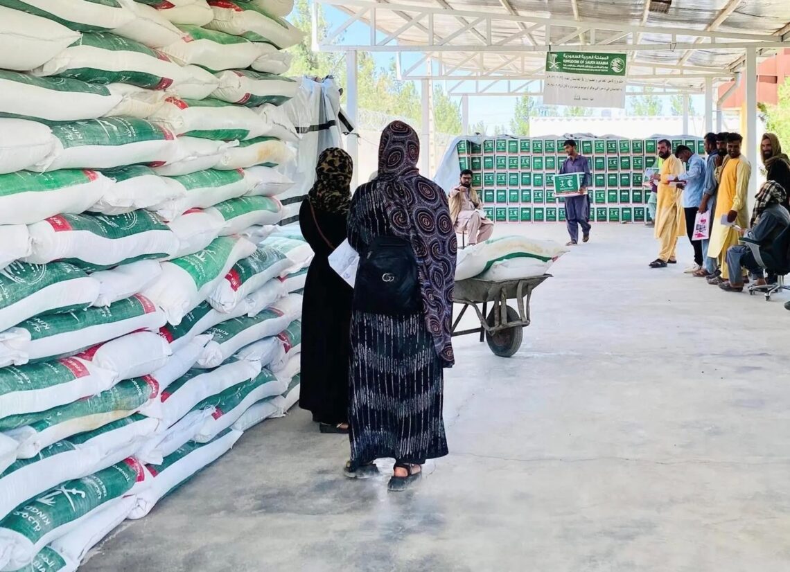 نهاد ملک سلمان به مهاجران اخراجشده از ایران مواد خوراکی توزیع کرد