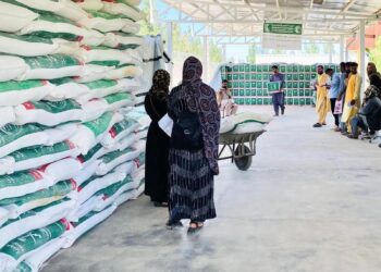 نهاد ملک سلمان به مهاجران اخراج‌شده از ایران مواد خوراکی توزیع کرد