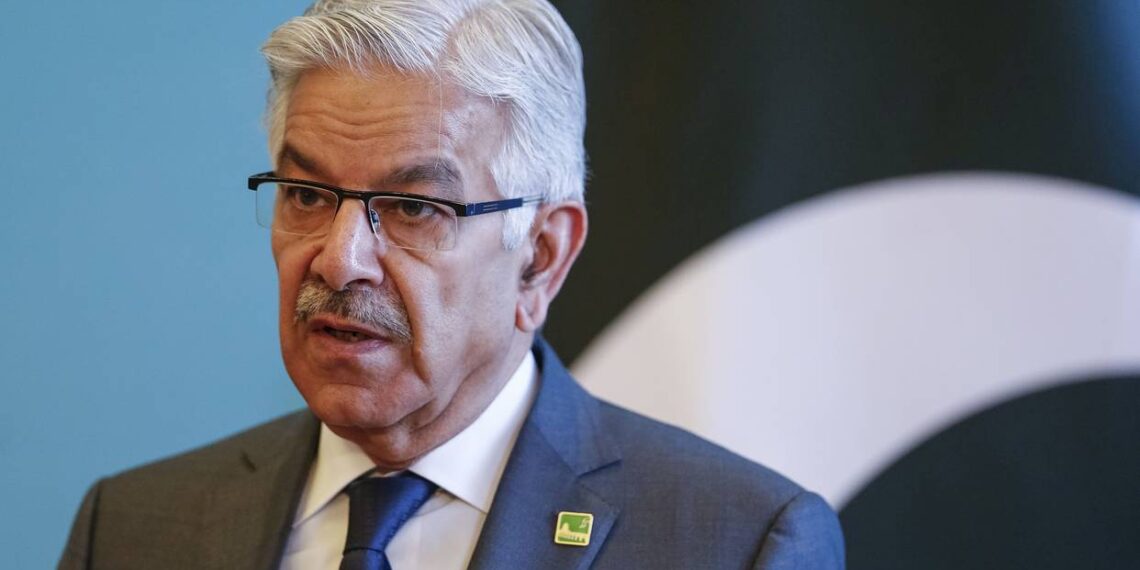 وزیر دفاع پاکستان: مردم افغانستان با خون فرزندان ما «هولی بازی» می‌کنند