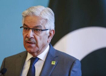 وزیر دفاع پاکستان: مردم افغانستان با خون فرزندان ما «هولی بازی» می‌کنند