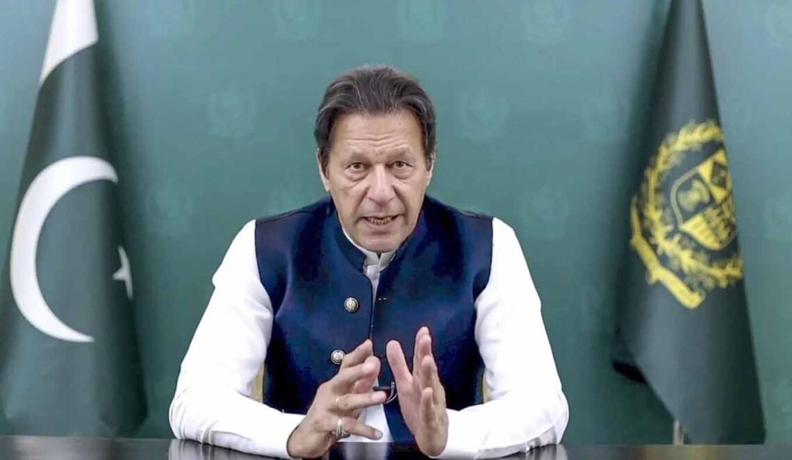 عمران خان: در این لحظات دشوار، در کنار مردم افغانستان ایستادهایم