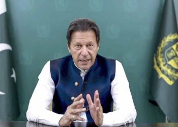 عمران خان: در این لحظات دشوار، در کنار مردم افغانستان ایستاده‌ایم