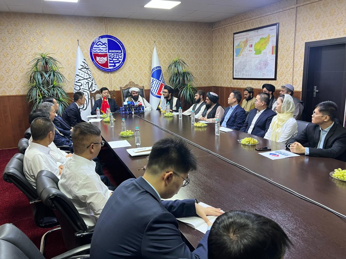 سفارت چین و بازرگانان این کشور ۴۰ هزار دالر به زلزلهزدگان کمک کردند