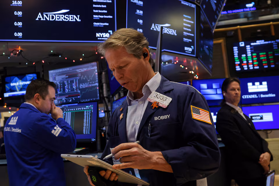 والاستریت در پایان سال ۲۰۲۵ کمی عقب نشست؛ طلا و نقره دوباره بالا رفتند