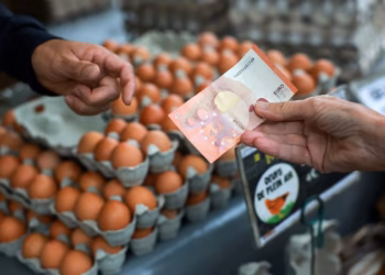 کاهش ارزش یورو برای پنجمین هفتهی پیاپی؛ فشار بر بازار ارز اروپا کمتر شد